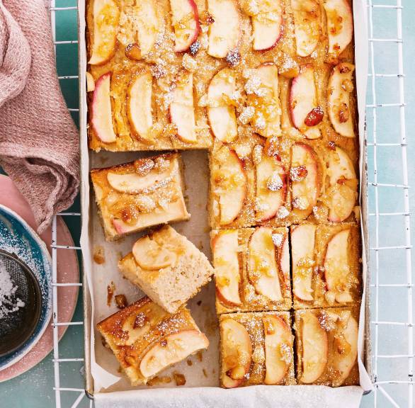 Apfelkuchen vom Blech mit Macadamianüssen