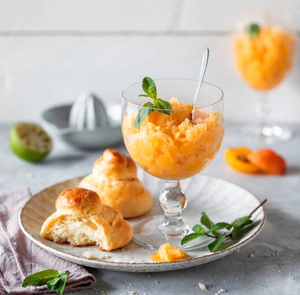 Aprikosen-Limetten-Granita mit Briochebrötchen
