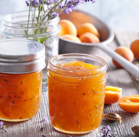 Aprikosenkonfitüre mit Lavendel