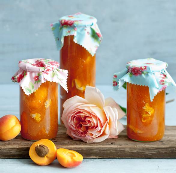 Aprikosenkonfitüre mit Rosenwasser