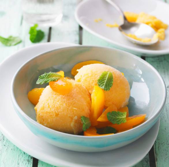 Aprikosensorbet mit Minze