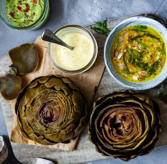 Artischocken mit dreierlei Dips
