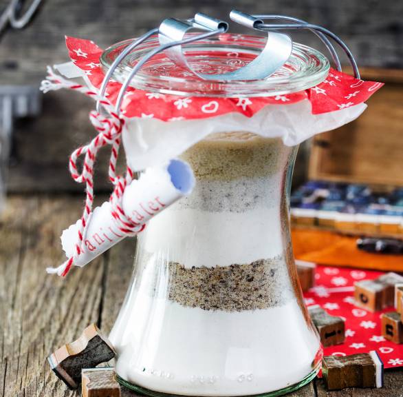 Vanilletaler-Backmischung aus geschichteten Zutaten in einem als Geschenk verpackten Weckglas