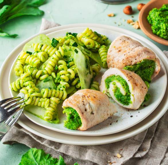 Involtini von der Pute gefüllt mit Bärlauchpesto auf einem Teller, daneben Fusilli und Kohlrabi