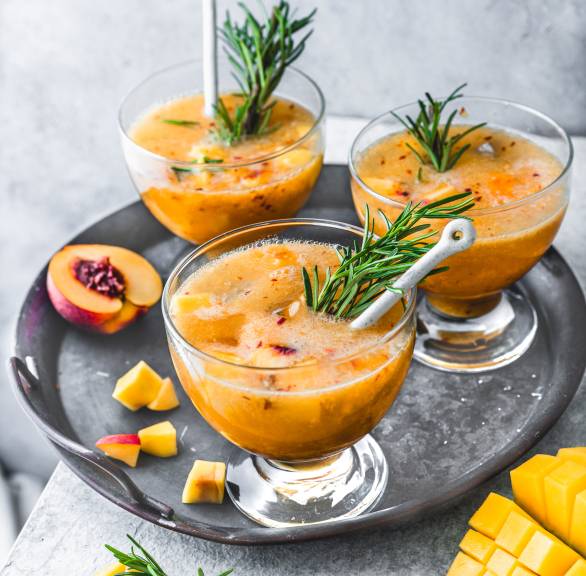 Bellini-Bowle mit Rosmarin