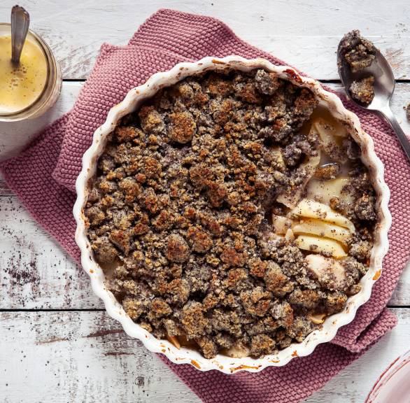 Birnen-Crumble mit Mohnstreuseln und Vanillesoße