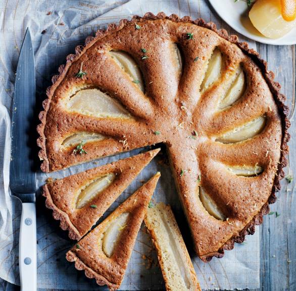 Birnenkuchen mit Haselnüssen und Thymian