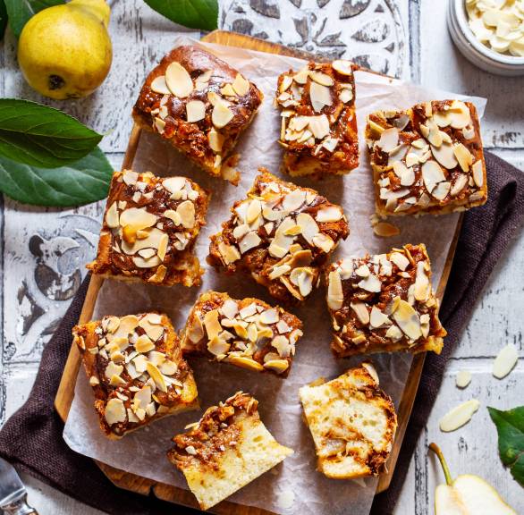 Birnenkuchen mit Karamell und Mandeln