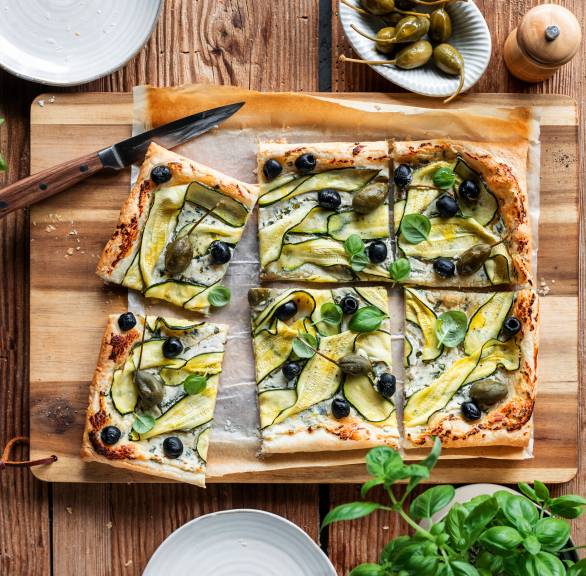 Blätterteigpizza bianca mit Zucchini