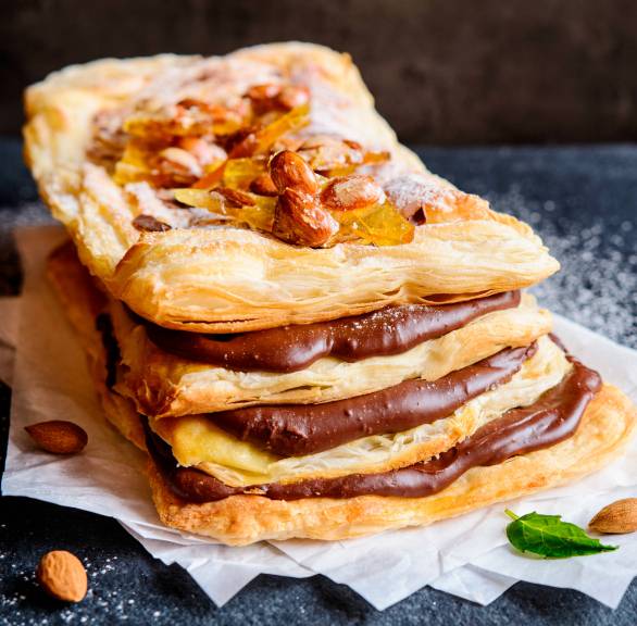 Blätterteigtorte mit Kaffee-Schokoladencreme und karamellisierten Mandeln