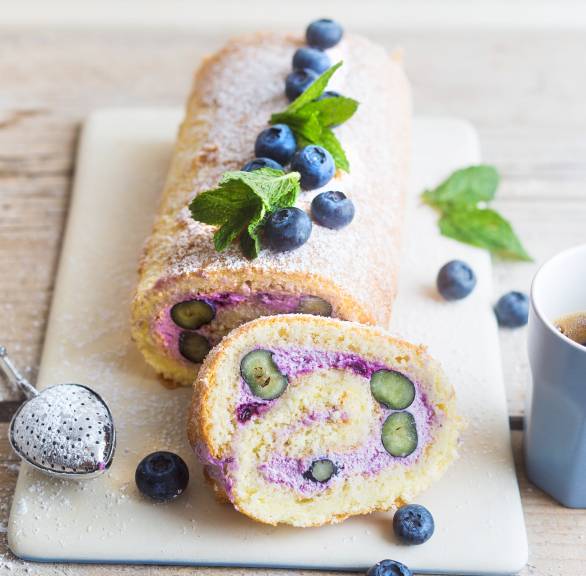 Blaubeer-Biskuitrolle