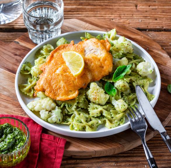 Blumenkohl-Pesto-Farfalle mit Hähnchenpiccata