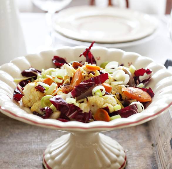 Blumenkohlsalat mit Radicchio, Rosinen und Frühlingszwiebeln