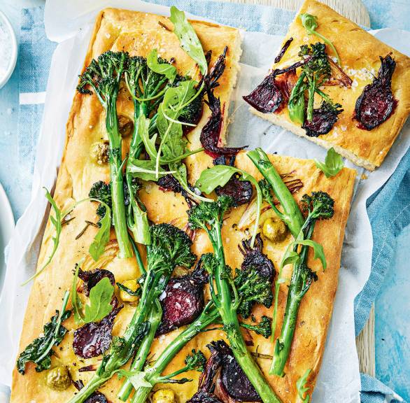 Vegane Focaccia mit Brokkoli und Roter Bete angeschnitten auf einem Holzbrett