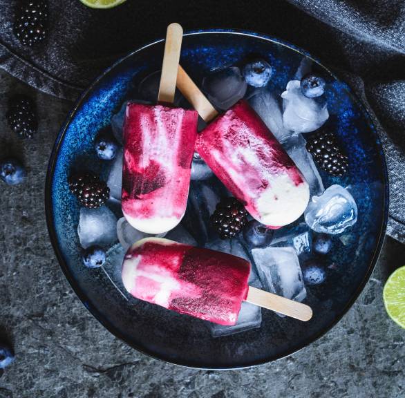 Brombeer-Limetten-Eis am Stiel