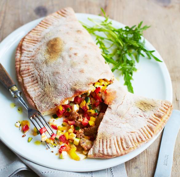 Bunt gefüllte Calzone