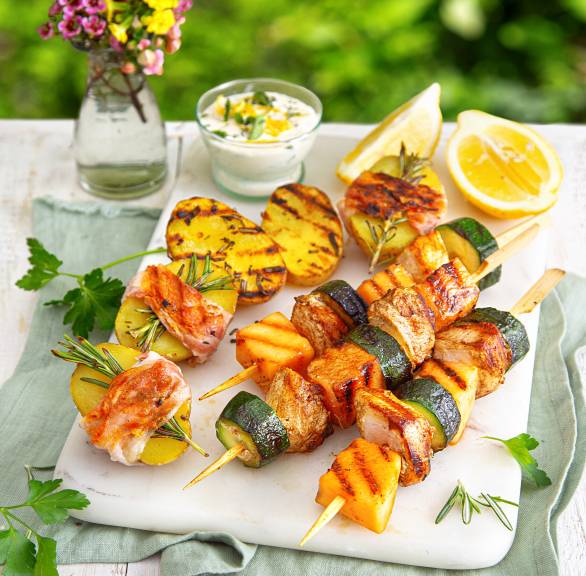 Bunte Hähnchenspieße und Pancettakartoffeln vom Grill