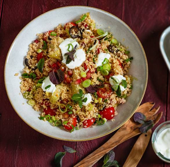 Couscoussalat mit Artischocken und Granatapfel