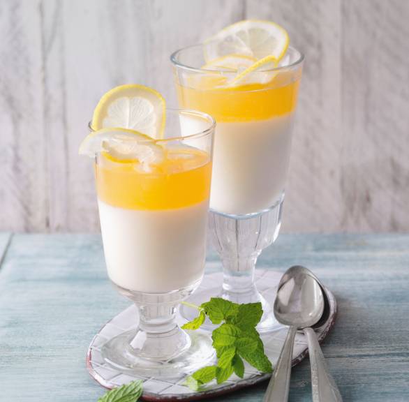 Buttermilch-Pannacotta mit Zitronen-Honig-Spiegel