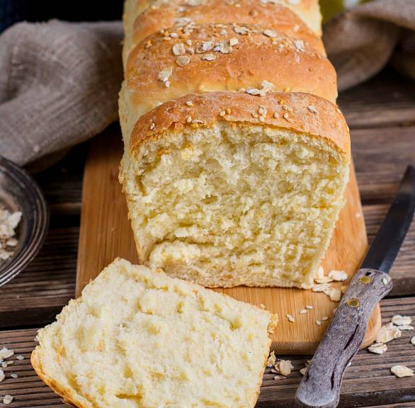 Buttermilchbrot angeschnitten auf einem Holzbrett
