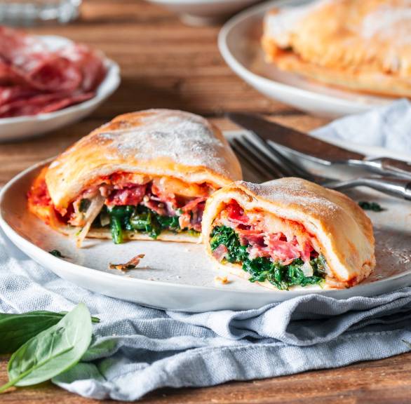Calzone mit Salami und Spinat