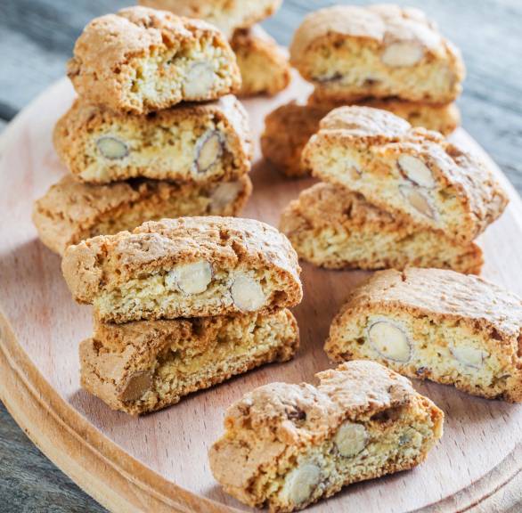 Selbst gebackene Cantuccini gestapelt auf einem Holzbrett