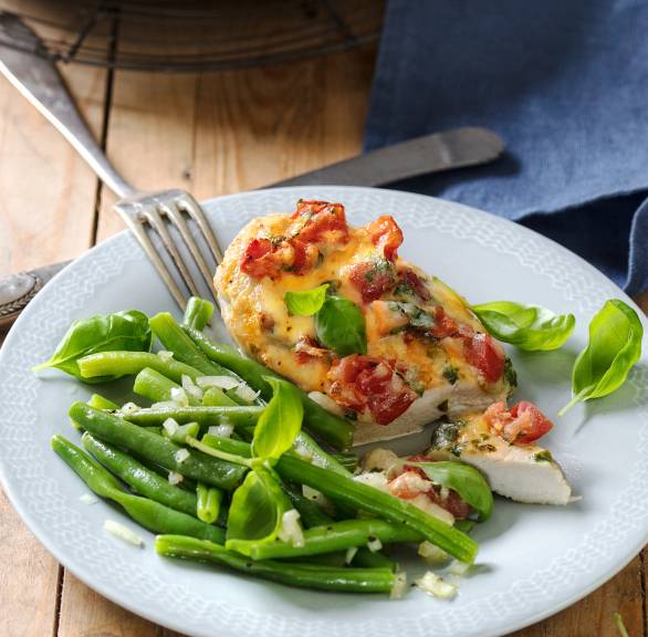 Caprese-Hähnchenbrust mit Bohnensalat