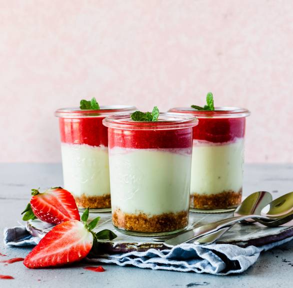 Cheesecakes im Glas mit Erdbeersoße