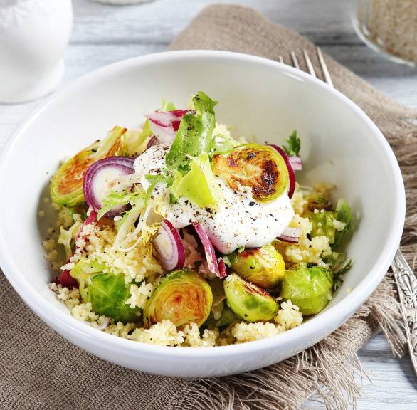 Couscous mit gebratenem Rosenkohl und Zitronencreme