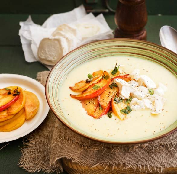 Lauchsuppe in einem tiefen Teller getoppt mit mit Apfel und Ziegenkäse