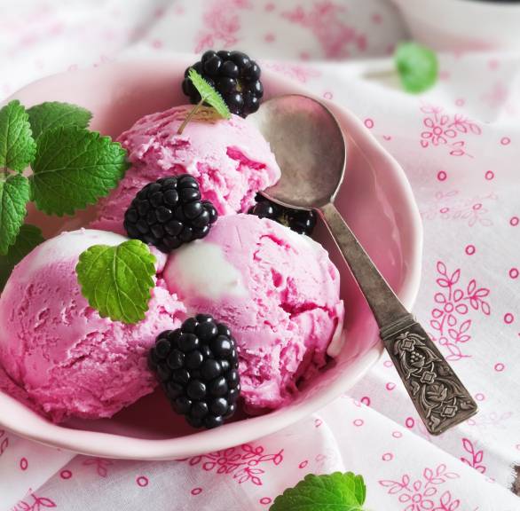 Cremiges Brombeereis