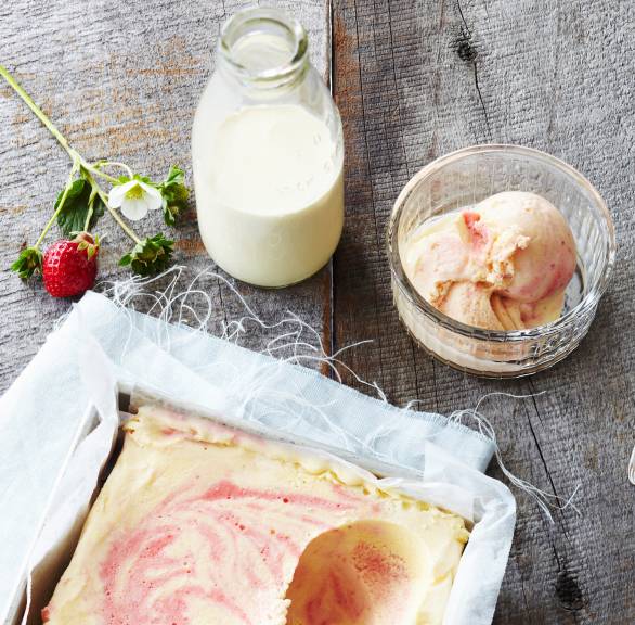 Cremiges Vanilleeis mit Erdbeerpüree