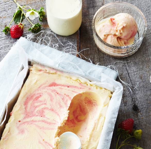 Cremiges Vanilleeis mit Erdbeerpüree