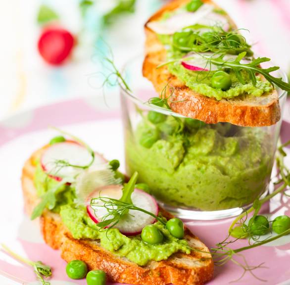 Crostini mit Erbsen-Parmesan-Creme