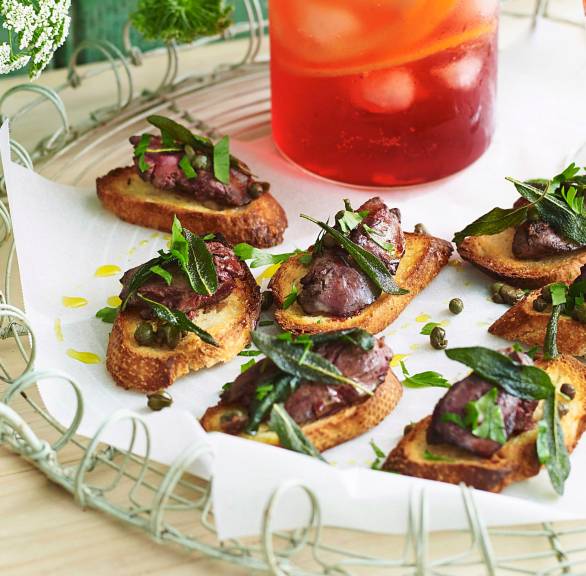 Crostini mit Hähnchenleber, Kapern und Salbei