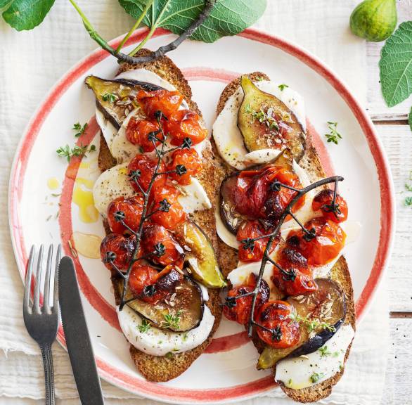 Crostini mit Mozzarella, Feigen und Tomaten