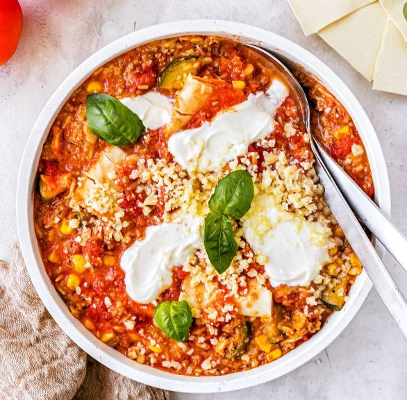 One-Pot-Lasagne von oben auf einem Tisch