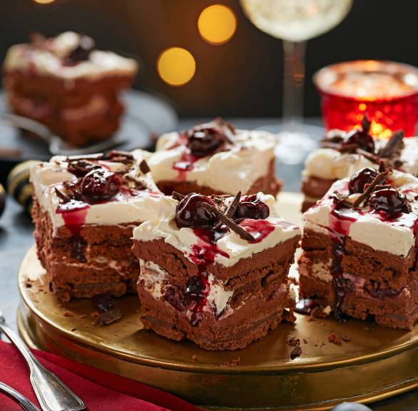 Einfache Tortenschnitten mit Amarenakirschen