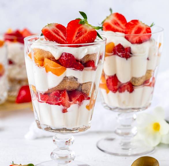 Erdbeer-Pfirsich-Tiramisu im Glas