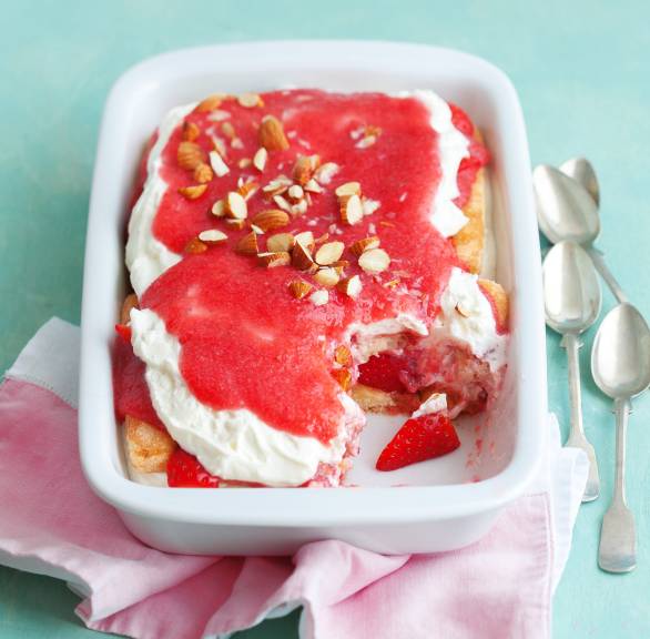Erdbeertiramisu getoppt mit Quarkcreme angeschnitten auf einem Tisch