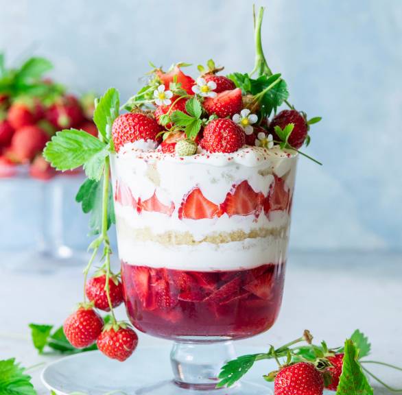 Erdbeertrifle mit Erdbeergelee und Joghurtcreme