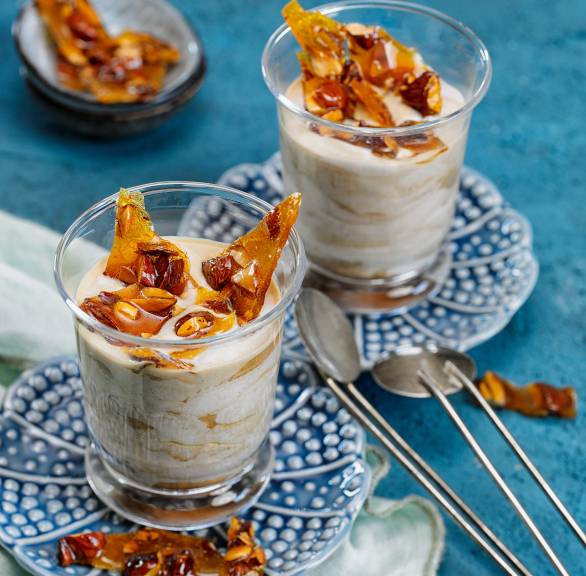 Espresso-Mascarponecreme in mehreren Dessertgläsern angerichtet getoppt mit karamellisierten Mandeln 