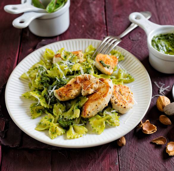 Farfalle mit Mangoldpesto und Hähnchenbrust
