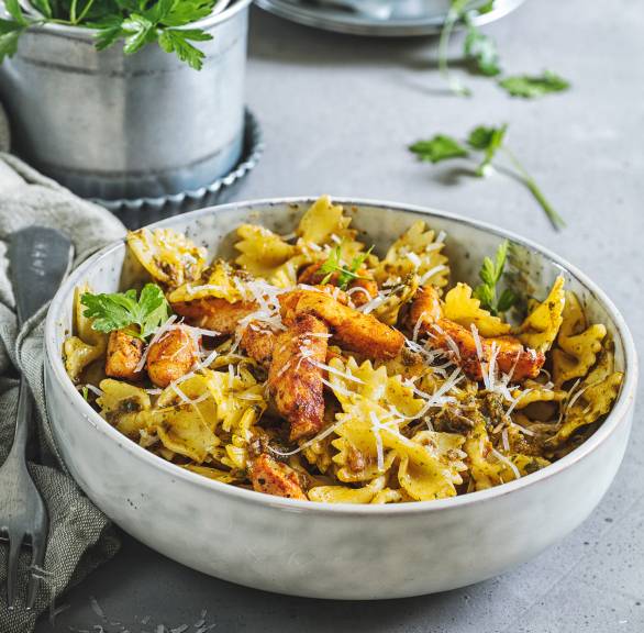 Farfalle mit rotem Pesto und Hähnchenstreifen
