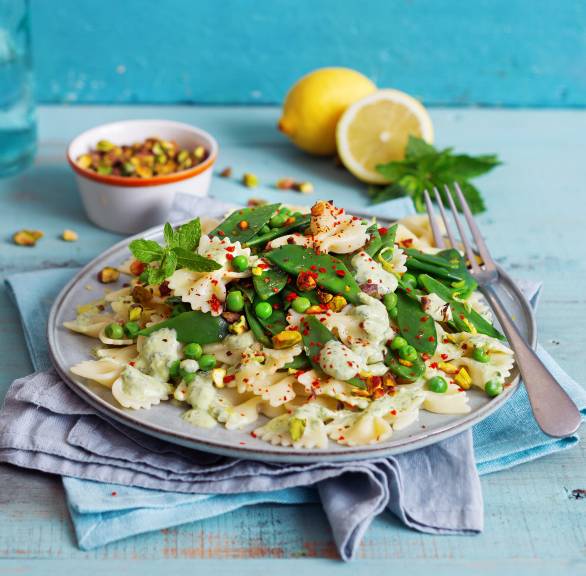 Farfalle mit Zitronensoße, Zuckerschoten und Erbsen
