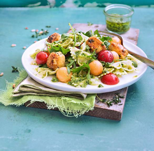 Farfallesalat mit Rucolapesto und gebratenem Polenta-Hähnchen