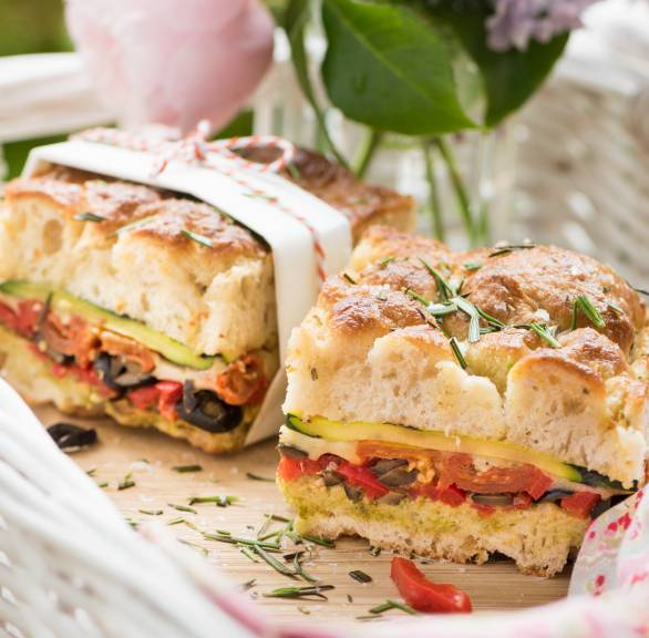 Focaccia mit Zucchini, Tomaten & Oliven gefüllt
