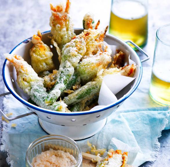 Frittierte gefüllte Zucchiniblüten