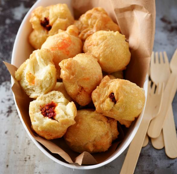 Frittiertes Gebäck mit scharfer Wurstfüllung