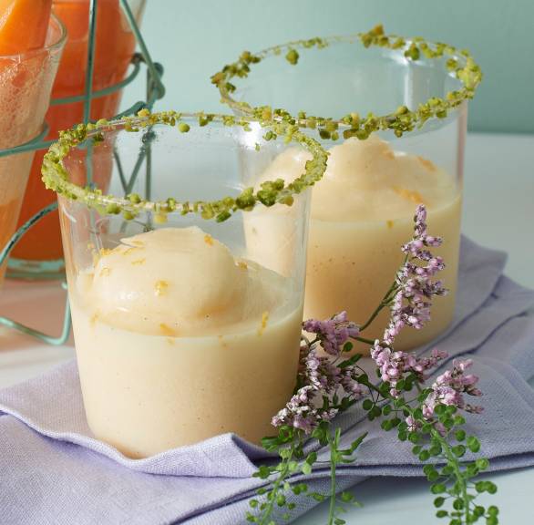 Frozen Eierlikör Dessert in vier Gläsern auf einem Tisch mit Osterdeko